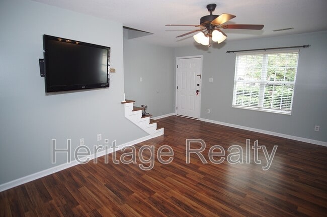 Photo - 818 Coleville Way