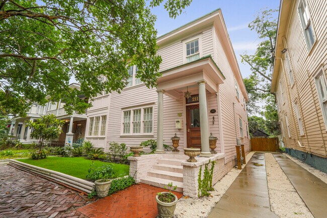 Photo - 211 W 40th St