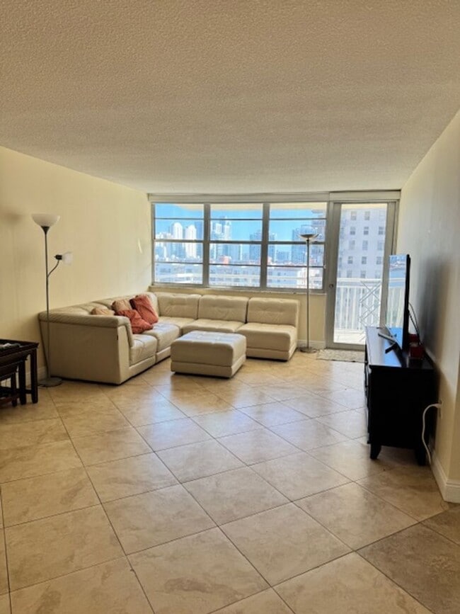 Photo - 2/2 SUNNY ISLES