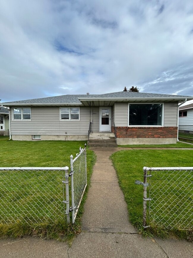 Building Photo - 3005 Yale Ave