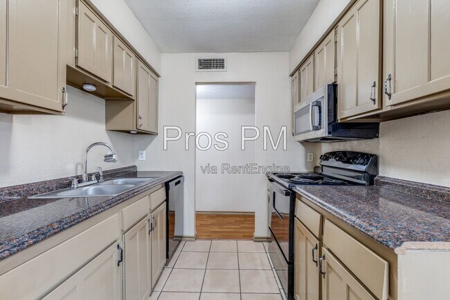 Photo - 7117 Edinburg Dr