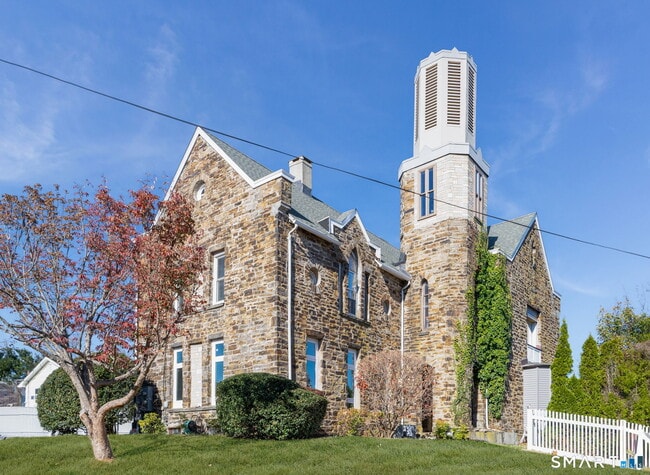 Building Photo - 300-302 Soundview Ave