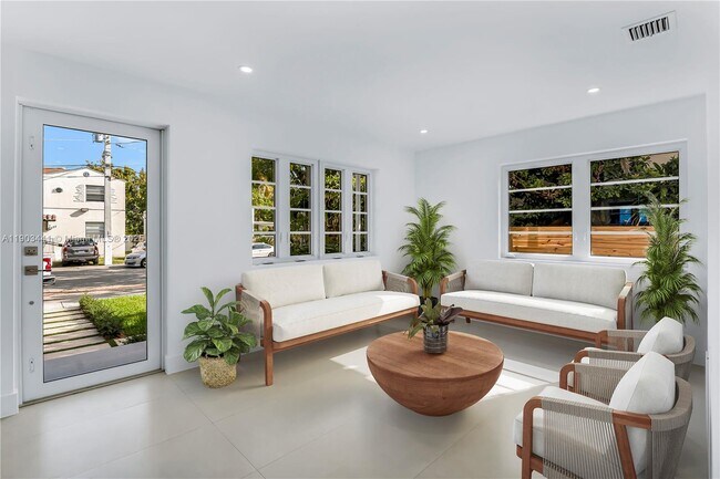 Photo - 524 NE 65th St Unidad 1