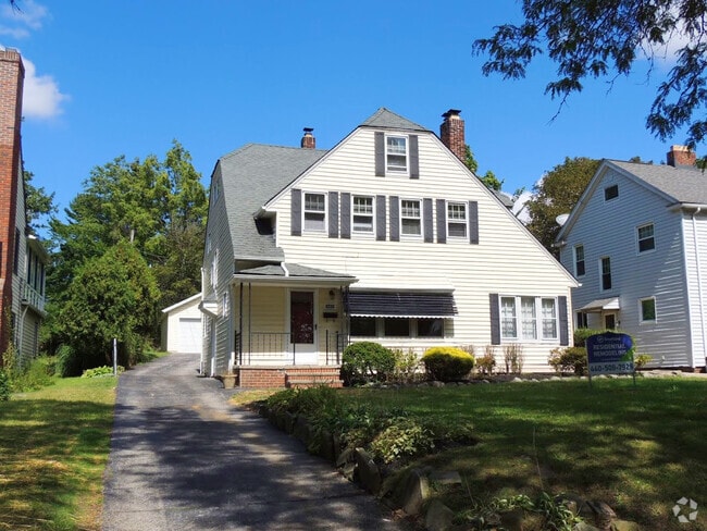 Building Photo - Completely Renovated 5 Bedroom - 1.5 Bath ... Rental