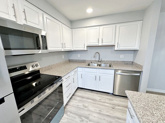 Building Photo - 5080 Indian River Dr Unit 400