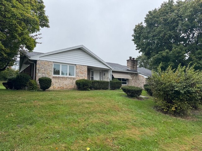 Building Photo - Stunning 3-bedroom, 3-bathroom single family home