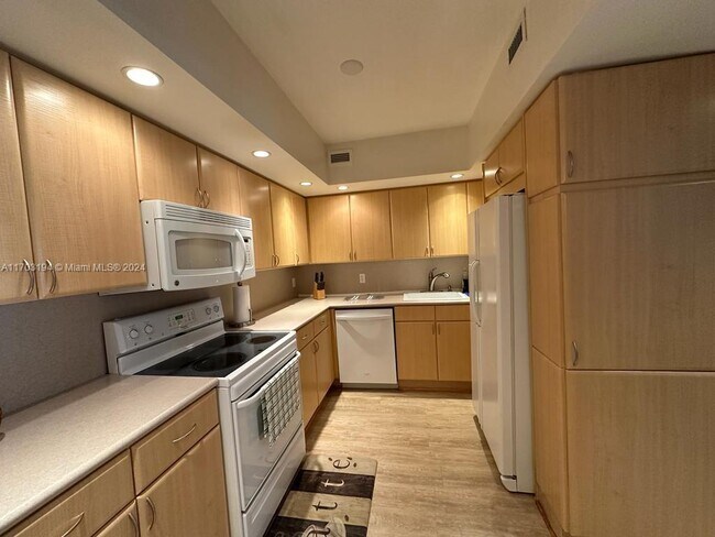 Kitchen - 5600 Collins Ave Condo Unit 10 U