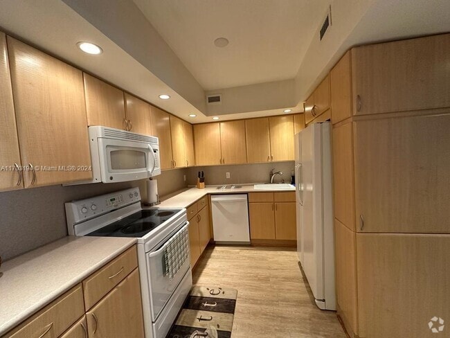 Building Photo - 5600 Collins Ave Unit 10 U Rental