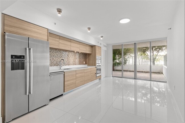 Building Photo - 6620 Indian Creek Dr Unit 116