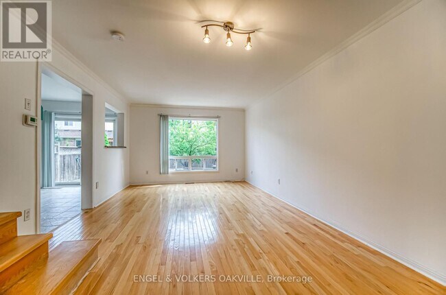 Photo - 1121 Barclay Cir