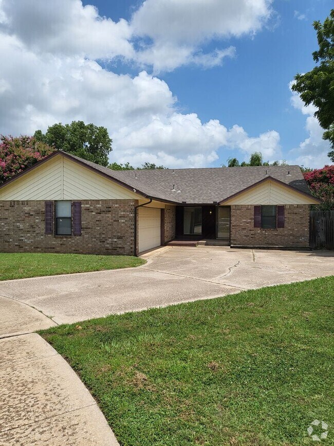 Building Photo - (3) Bed/(2) Bath in West Norman! Rental