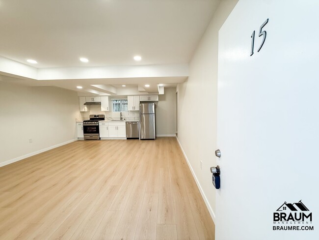 Photo - 15634 Leadwell St Unidad 15