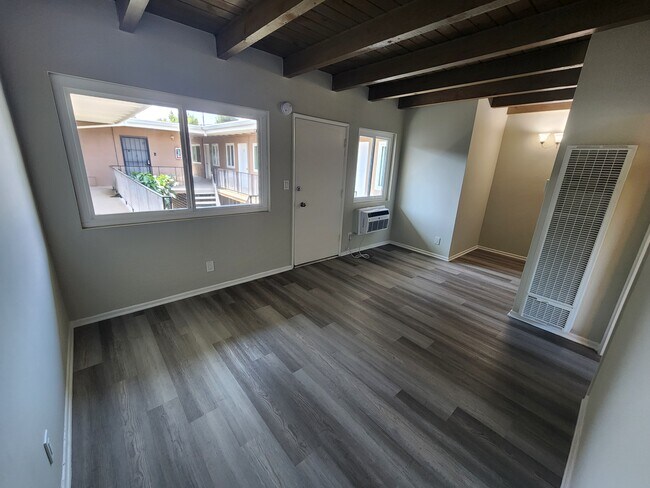 Photo - 15043 Victory Blvd Unit 11