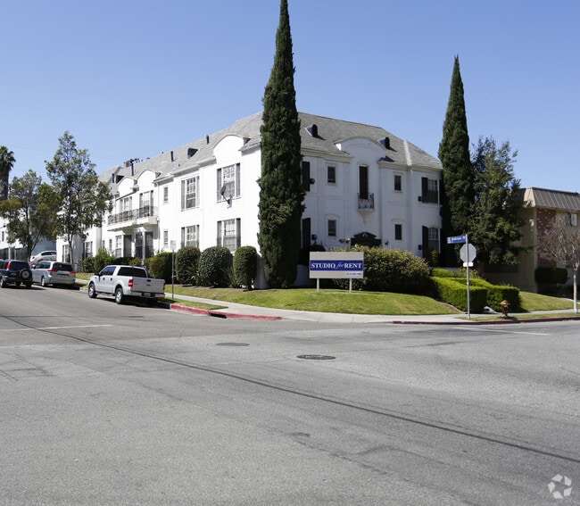 Building Photo - 3900 Ingraham Apartment