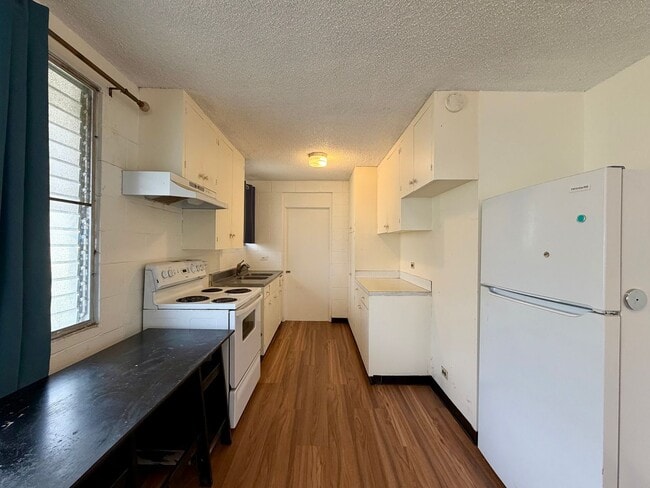 Building Photo - Punchbowl: 3 Bed, 1.25 Bath Apartment with 3 Tandem Parking Spots