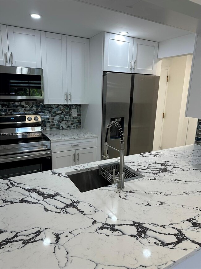 Building Photo - 5280 NW 7th St Unit 306