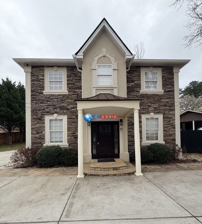 Building Photo - Nice 2-story house in the City of BUFORD schools + separate in-law suite