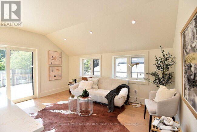 Photo - 284 Wilson St E