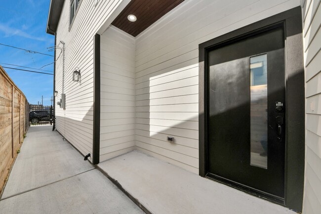 Building Photo - 127 E 38th St