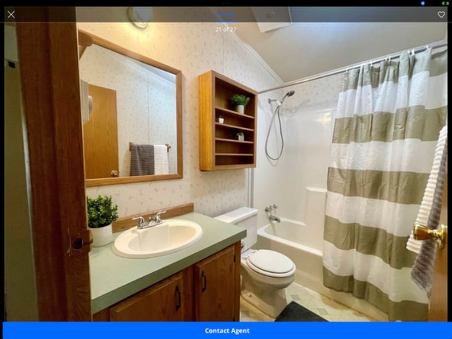 Photo - 2061 Victoria