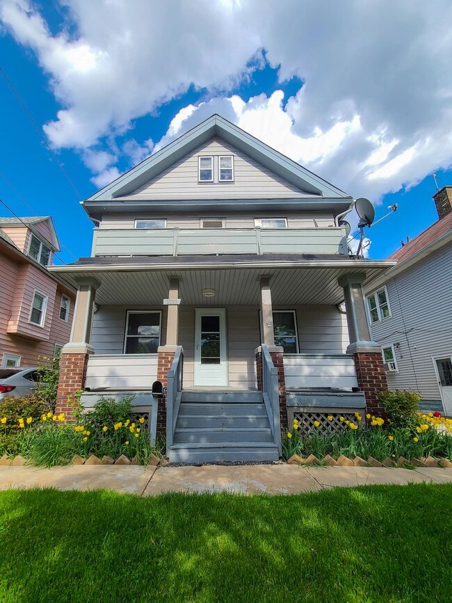 Building Photo - 2 BR West Side Unit Dn