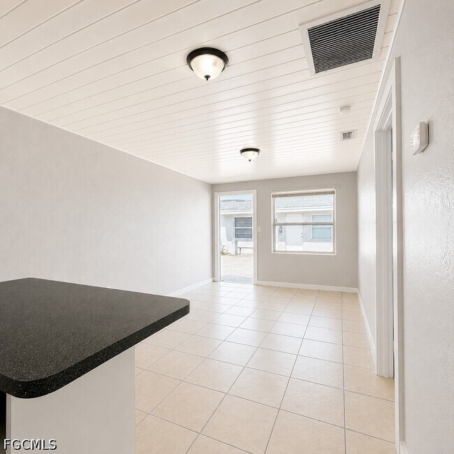 3240 Dora St