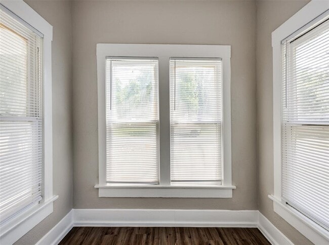 Photo - 8318 Lawler St