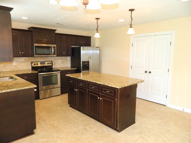 Building Photo - 498 Sebastian Dr