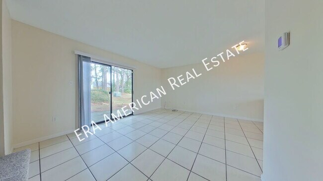 Photo - 230 Oxford Ct