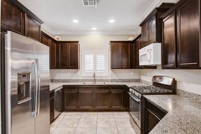 Building Photo - Spacious four bedroom in the Southwest