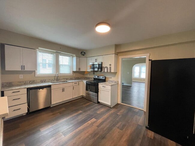 Building Photo - 1204 Manhattan St