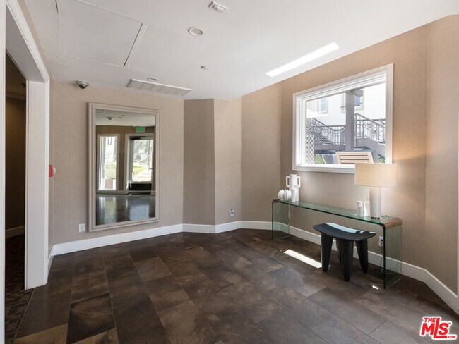 Photo - 230 S Hamilton Dr Unidad 208