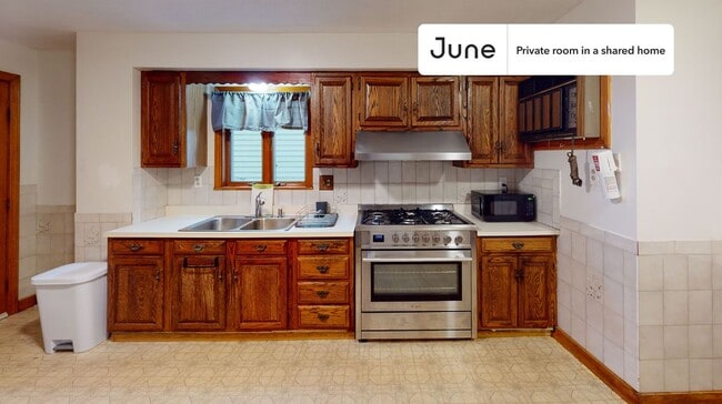 Room in Shared 5 bed/1 bath home in Somerville