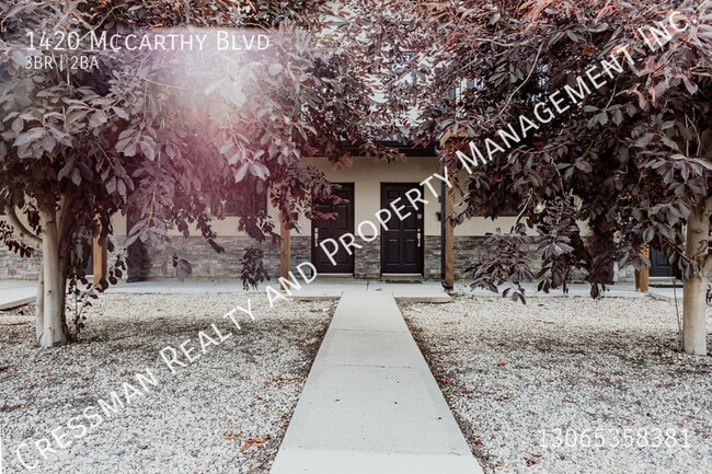 Building Photo - 3 bedrooms, 1.5 baths, double car garage