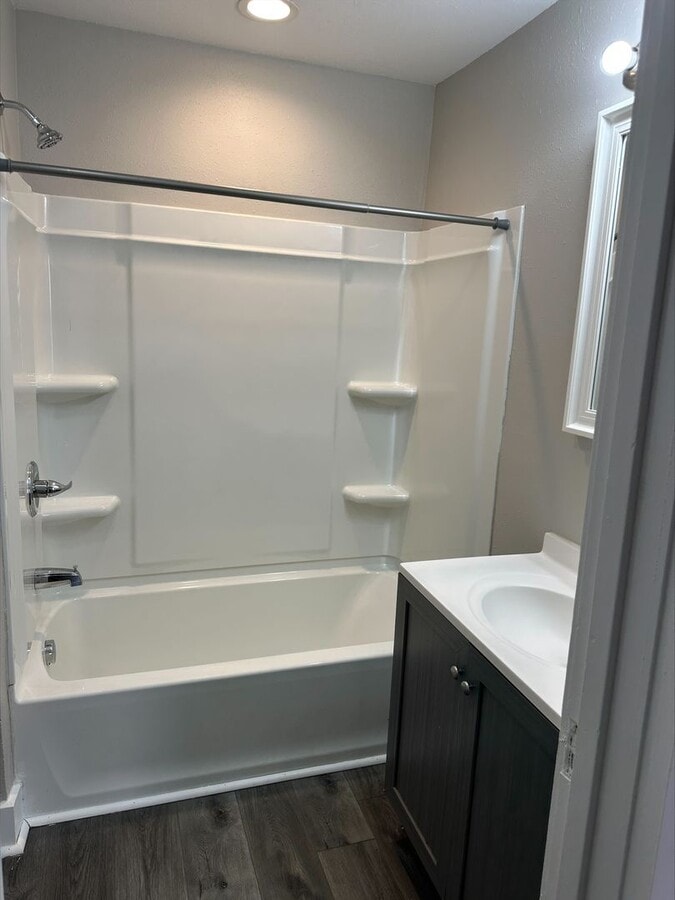 Photo - Efficiency Unit - Freshly Remodeled Unit DBQ - 1449-01