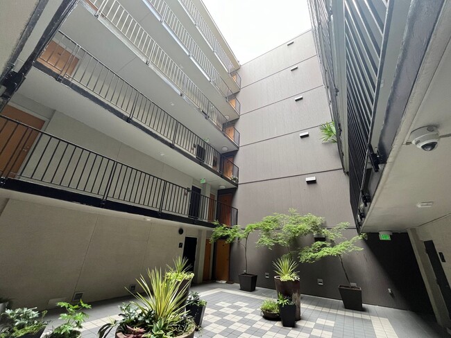 Building Photo - 1Bd/1Ba Home in Goose Hollow neighborhood ~ Secured Garage Parking and Additional Storage Unit 602