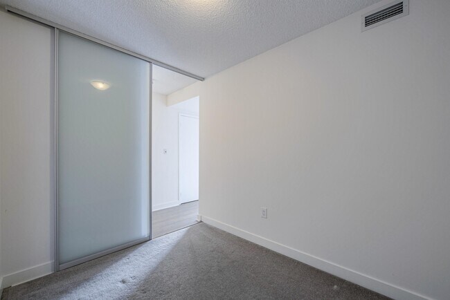 Photo - 4-1724 Spadina Ave.