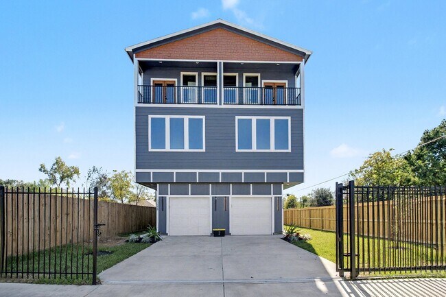 Photo - 5000 Higgins St