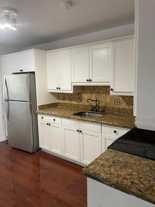 Building Photo - 222 SW 1st St Unit H-5