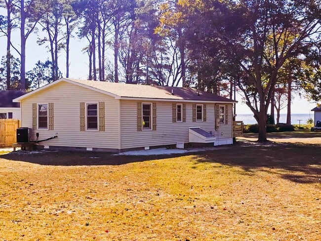 Building Photo - 2 Bedroom 1 Bath Home in Jarvisburg $1895/mo