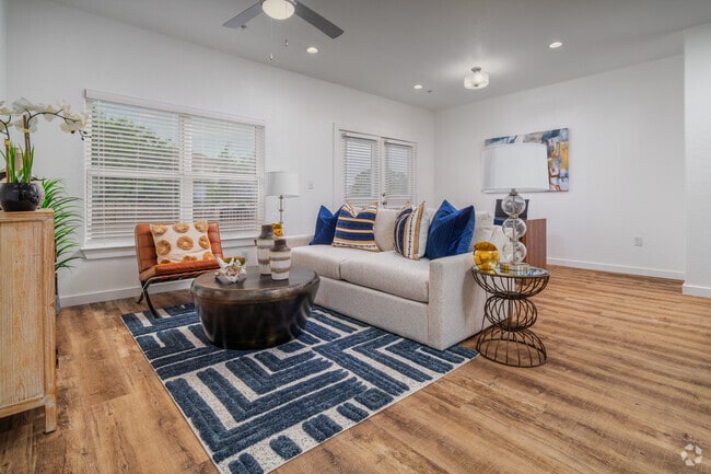 Sala de estar de 2BR, 3BA y 1368SF - Belcara Luxury Townhomes