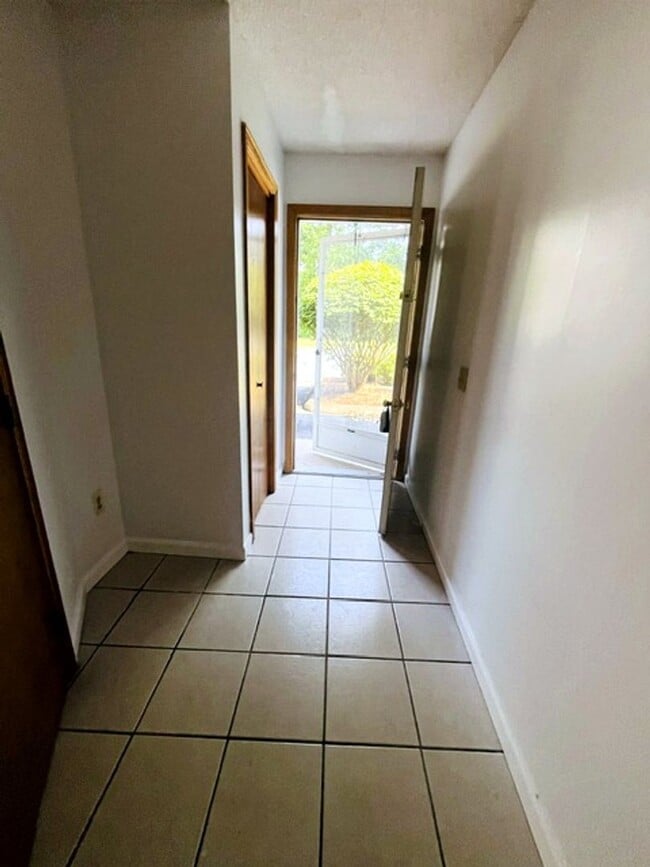 Photo - 410 Farmington Ave