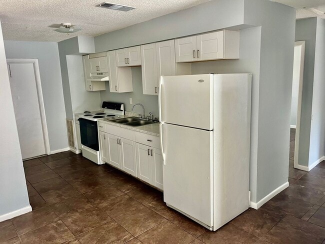 Photo - HUGE 2BR/1BA w/Gorgeous Ceiling Fans, W/D Hookups & More! NO APPLICATION FEE!