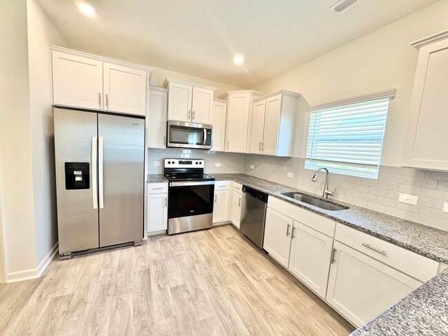 Photo - BEAUTIFUL 3BD/2.5BTH Townhome - Belmont -July/August Move In
