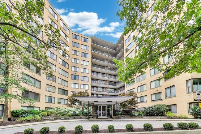 Building Photo - Stunning 2 bed, 2 bath corner unit in secu... Rental