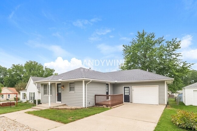 Photo - 402 Maple Ave