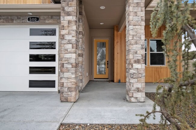 Photo - Luxury 5 Bed, 3 Bath home with over 3,000 sq. ft.
