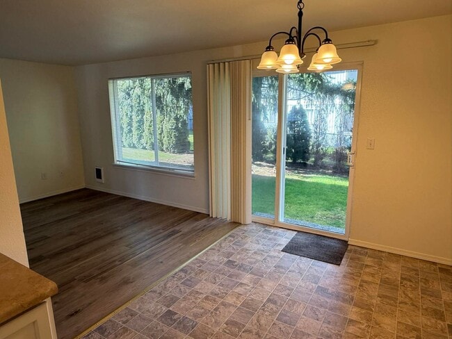 Living room, dining area - 9127 Meridian Pl NE Unit 2