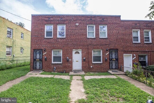 Building Photo - 3503 B St SE Unit 3 Rental