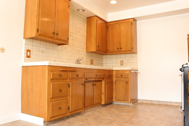 Photo - 985 W 9th St